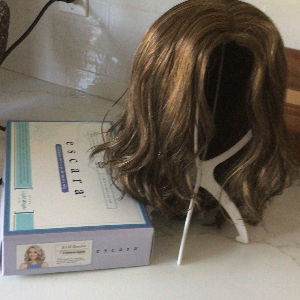 Escara New highlighted Brown Hair Wig